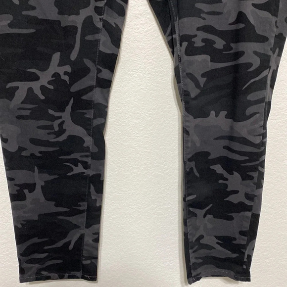 Levi's Plus Size Camo Pull-On Legging - Picture 5 of 8